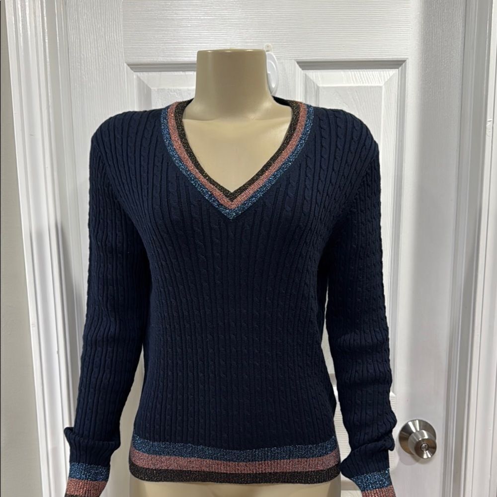 BROOKS BROTHERS V-NECK CABLE KNIT SWEATER WITH SHIMMER TRIM. NAVY BLUE